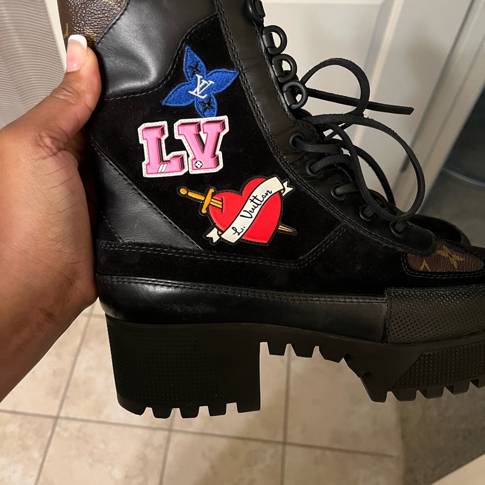 Louis Vuitton Heart Laureate
Platform Desert Boot authentic